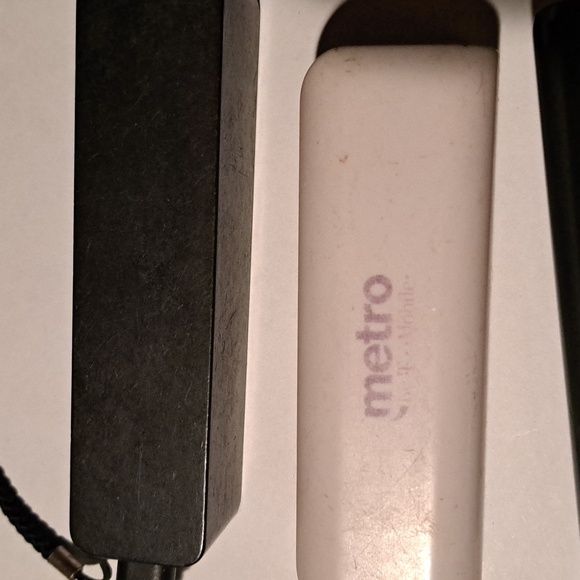 4 Portable Chargers - Picture 3 of 4